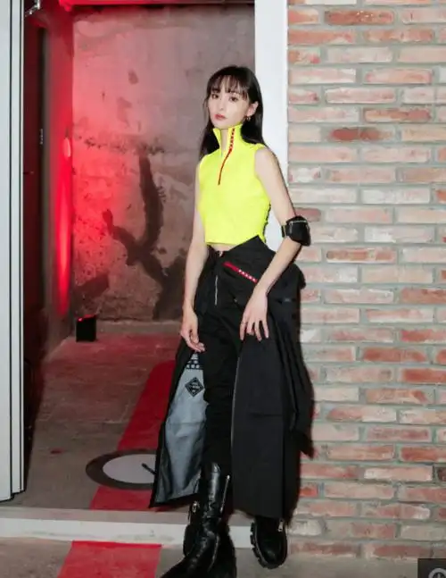 郑爽才是"萝莉"身材!穿紧身衣不见一丝赘肉,什么衣服都能驾驭