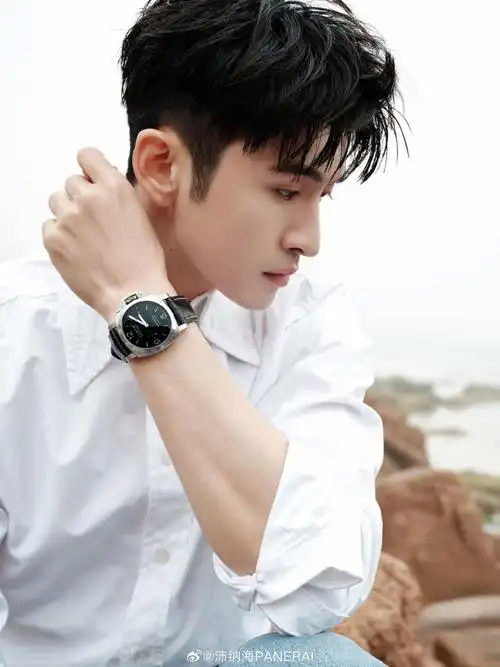 演员@张云龙mmc佩戴沛纳海luminor系列44毫米自动上链腕表pam1312,观