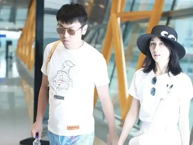 回顾雷佳音虽然我有绯闻但翟煦飞陪了我20年今生都不会辜负她