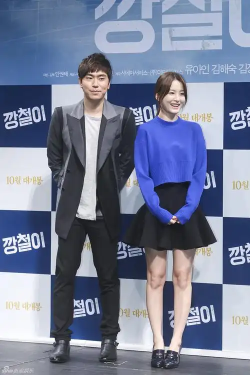 独家高清:刘亚仁牵手金海淑宣传新片《强哲》_高清图集_新浪网