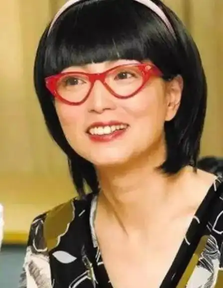 因"多嘴"被雪藏的苑琼丹,玉女扮丑"石榴姐"成"星女郎"爆火