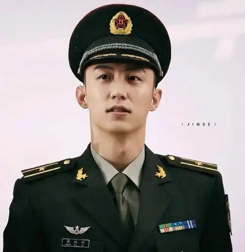 男星穿军装:易烊千玺排第五,杨洋排第三,最帅的是他_图片_网络_来源