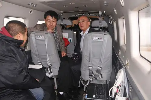 冒着雨来到呼和浩特毕克齐机场,看望慰问在此执行航摄任务的航空遥感