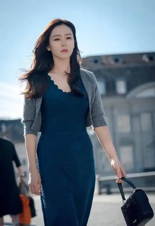 孙艺珍气质真好,穿粉红印花时尚风立领连衣裙优雅甜美很有女人味_显得