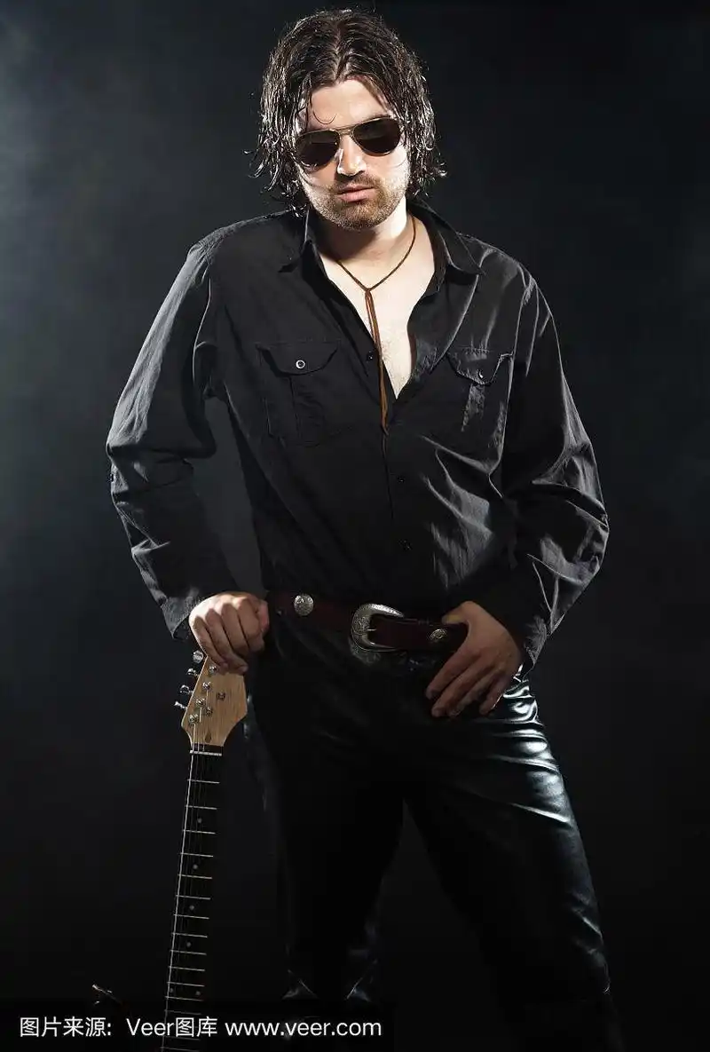 留着棕色长发,戴着墨镜的摇滚吉他手.