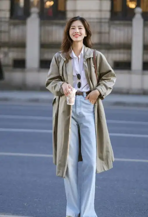 秋季,卡其色风衣里面穿搭什么?搭配半身裙或牛仔裤,高级又洋气
