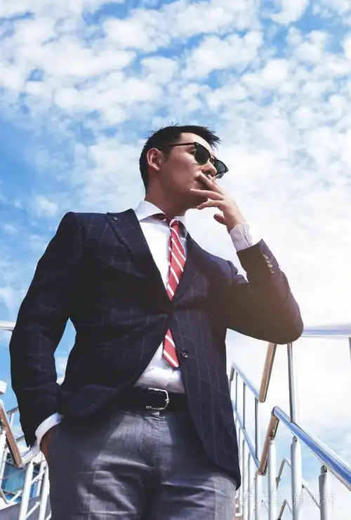 年轻的成功企业家抽烟