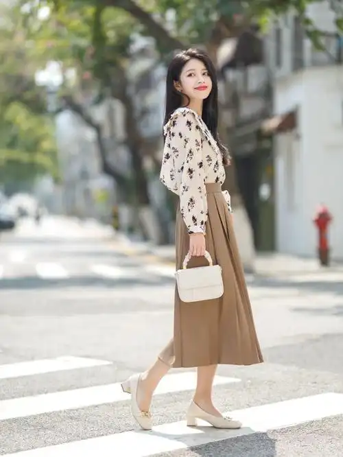 30岁的女人怎么穿显瘦减龄翻领印花衬衫百褶伞裙复古高级