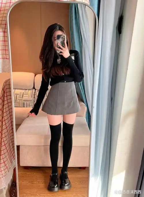 如何穿出长筒袜和过膝袜的魅力,让你腿部看起来更加修长和优雅!