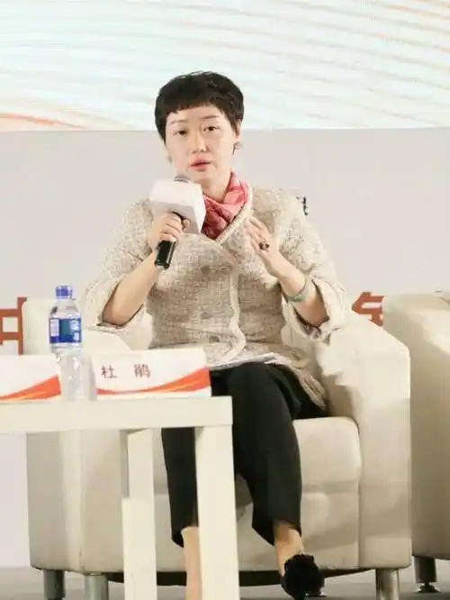 作为国美老板,杜鹃三天两头就要参加新的场合,这件提花外套充满小香风