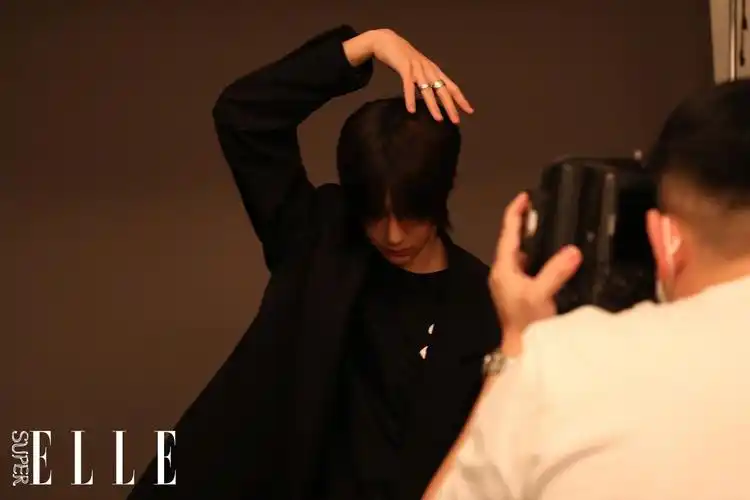 王一博superelle拍摄花絮图新鲜出炉绝美侧颜精致轮廓