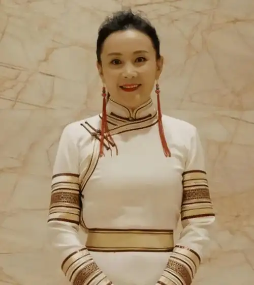 娜仁花:蒙古族三朵金花之一,40岁结婚,42岁高龄为小丈夫生儿子_成为了