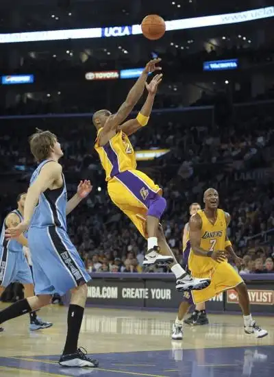 图文-[季后赛]湖人107-96爵士 科比飞身跃起投篮