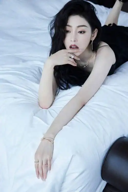 张天爱晒"酷"存照 卷发披肩穿吊带裙大秀好身材