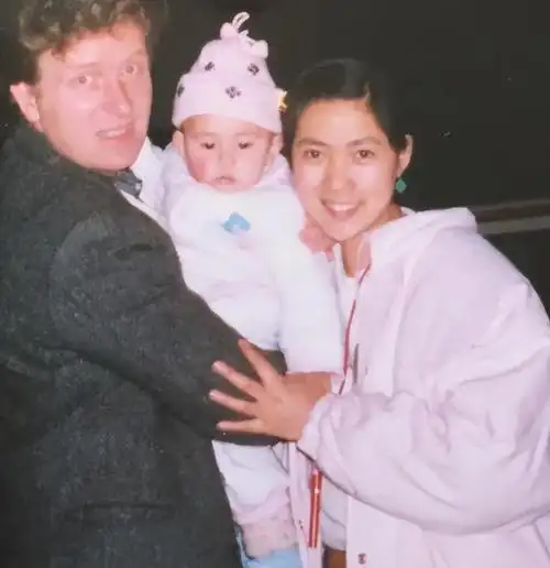 1985年沈丹萍怀孕哭着求丈夫带她去德国产子丈夫这样不光彩