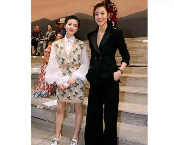 虽然刘诗诗身高略逊一筹,但颜值绝对吊打刘雯!