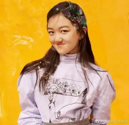 王菲女儿近况曝光,14岁李嫣摆摊义卖,和路人合照性格随和