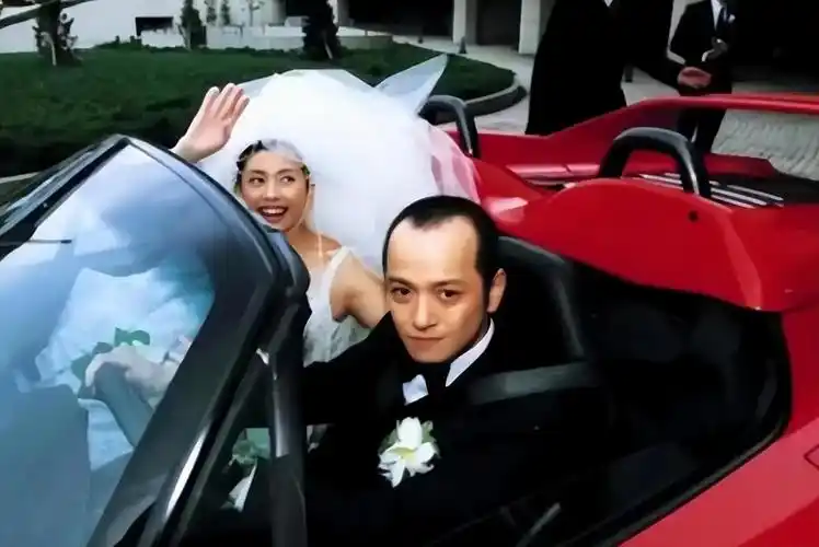 邱淑贞富商丈夫极速变老!胡子拉碴显沧桑,一年亏损7.5亿压力大