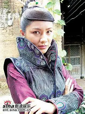 在《鹿鼎记》中饰演韦小宝大老婆,神龙教教主夫人苏荃的胡可在片场不