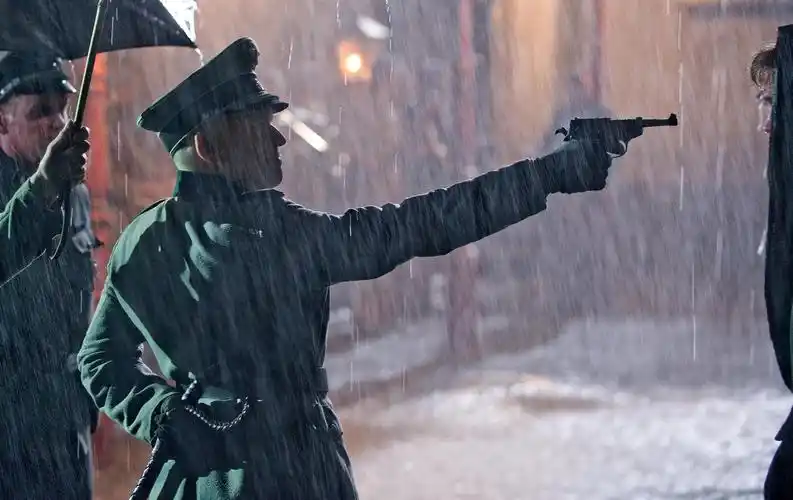 在这部剧里边,没有任何去刻意妖魔化党卫军的设计,影片中在展现德军的