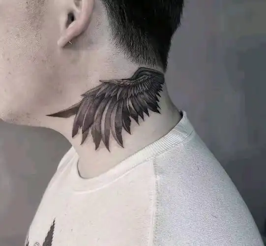 脖子翅膀纹身图片_颈部欧美写实纹身图案