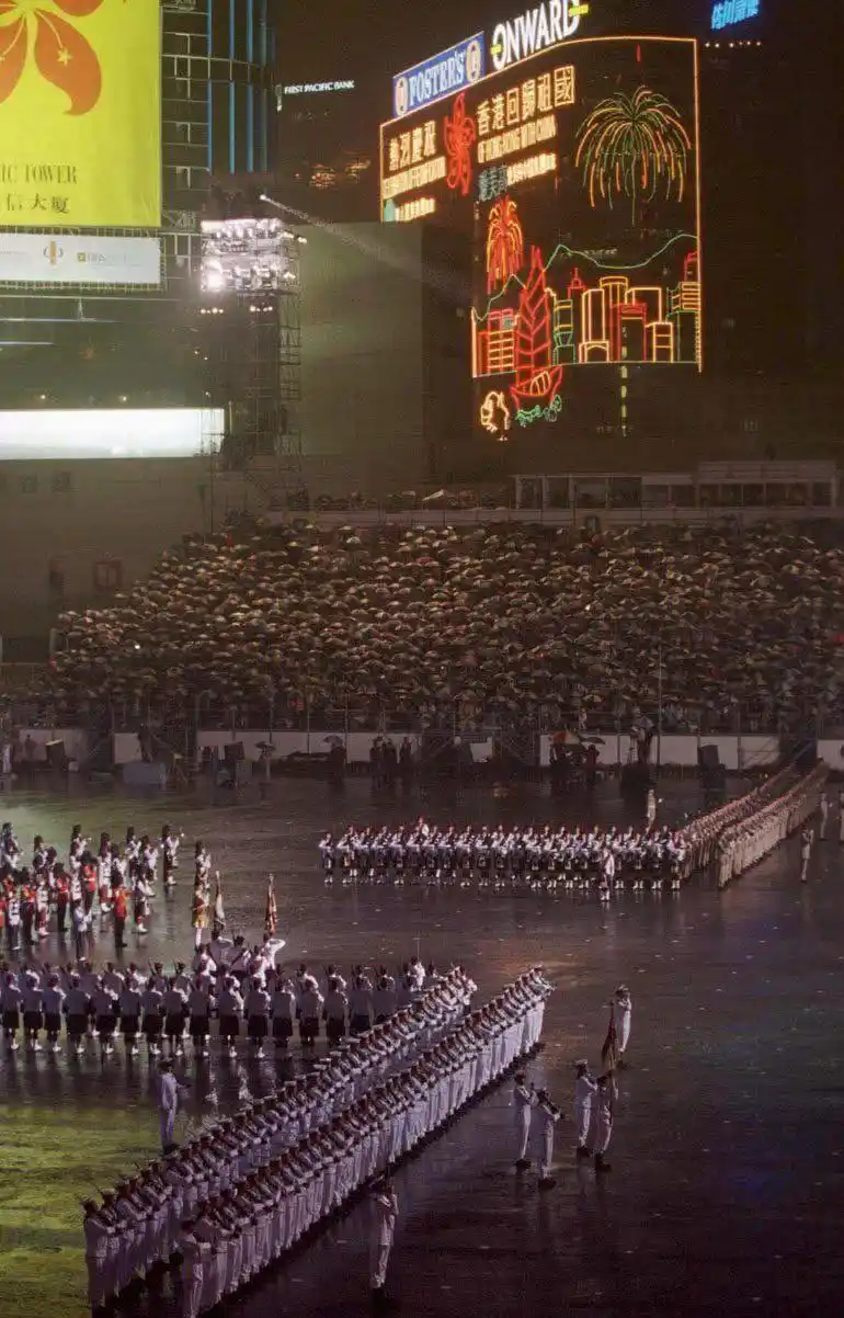 香港回归老照片:市民冒雨挥旗欢迎解放军进驻,港督女儿哭成泪人