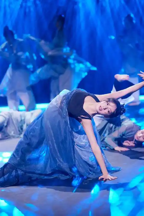 程潇蓝色蓬松长裙绝美舞台照_程潇_长裙_蓝色