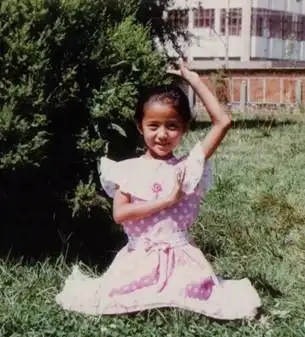 佟丽娅小时候的照片,看起来与现在差别不大网传佟丽娅17岁的照片青年