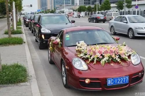 从拍摄的图片中可以看到,这个婚礼的婚车并不多,只有8辆,但都是清一色
