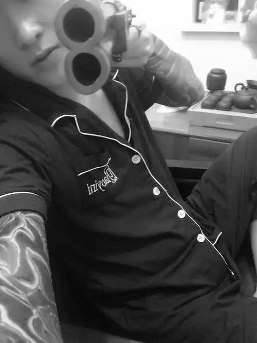 社会小伙霸气图片纹身拿枪图片网络红人mc天一