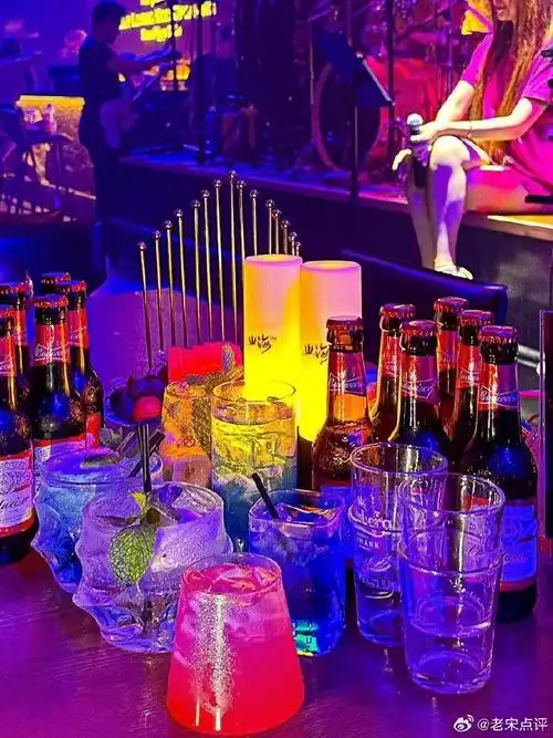 2021年5月吴先生和田女士在一家酒吧初识,当晚两人相谈甚欢,期间