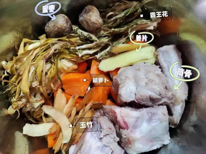 今天煲汤时间晚了,来个懒人快速煲汤,电饭锅煲汤配料:霸王花,胡萝卜一