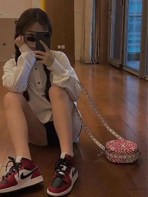 对镜自拍魔镜魔镜请告诉我谁是最能带货的女明星