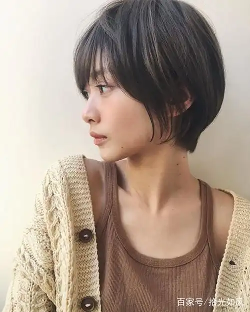 中分自然的短发.