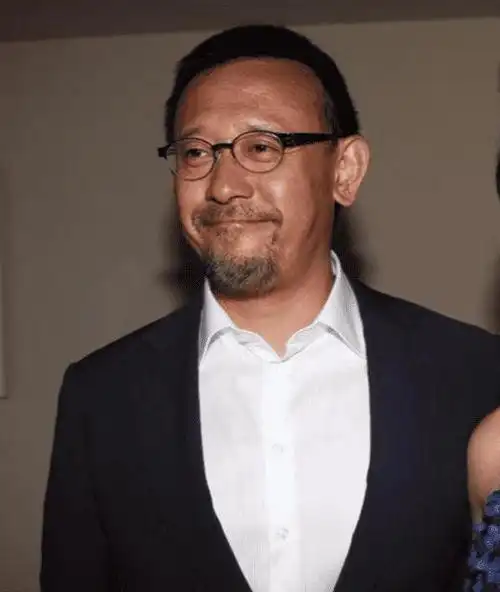 姜文坚韧地追寻着母亲的认可,用每一份努力证明自己,但无论成就多大