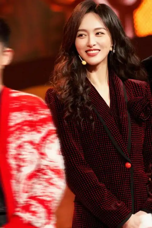 才刚开年女明星发型就怪卷的嘞