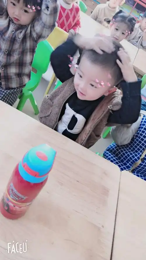 老师说抢杯子小朋友们就抢 游戏锻炼了宝贝们的反应能力,手的协调能力