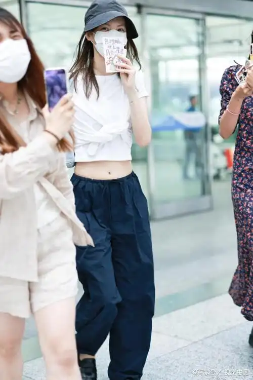 金晨现身北京首都机场