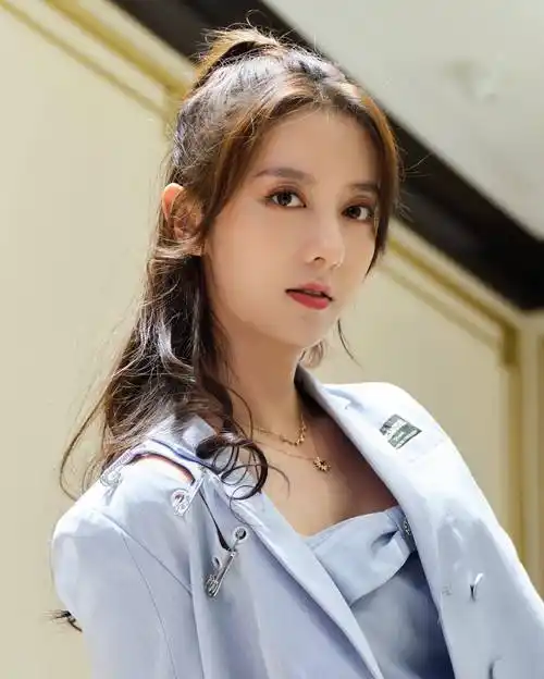 新一代女神陈姝君穿抹身材套装,宛如年轻版的佟丽娅_写真_时尚_作品