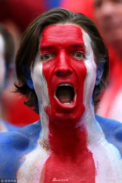 足球宝贝性感演绎世界杯人体彩绘(图)