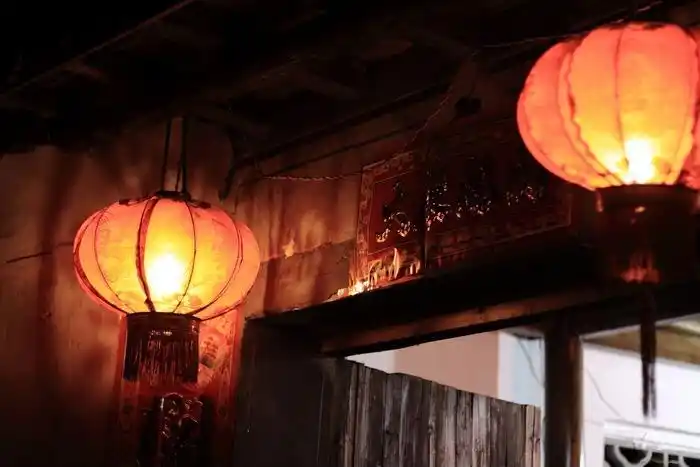 夜晚木门前的红灯笼