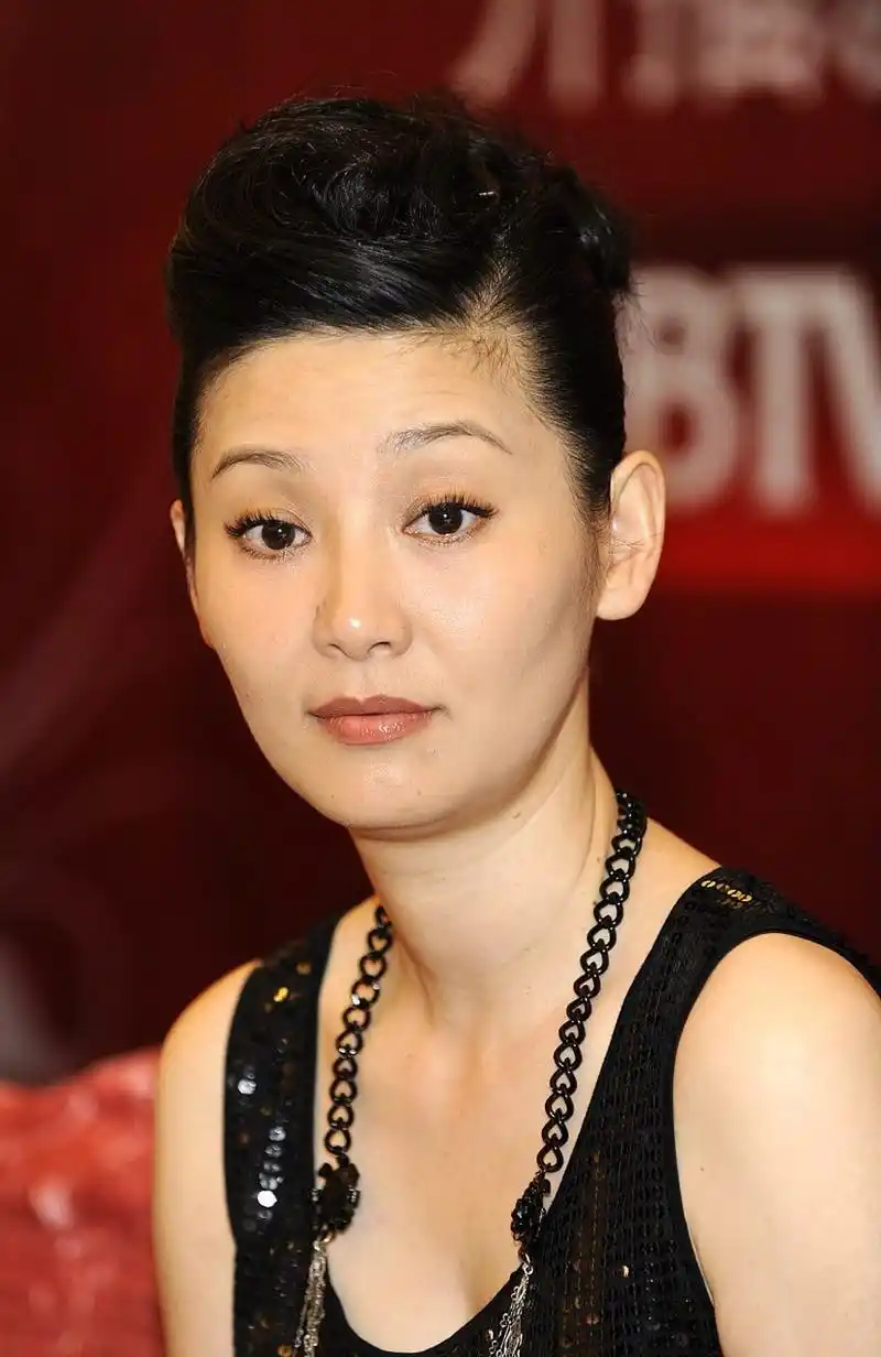 女演员徐帆拍摄一九四二,和老公冯小刚吵了起来.