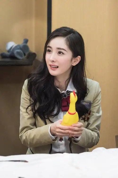 杨幂身穿制服装配慵懒卷发,少女颜月牙笑,明明就是十八岁啊