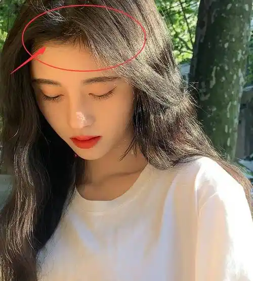 原创鞠婧祎在街边拍照下意识秀发量而我的目光锁定她的发际线