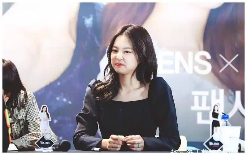 原创23岁jennie大冬天也穿黑丝袜配2万裙自拍这打扮国内小花少见