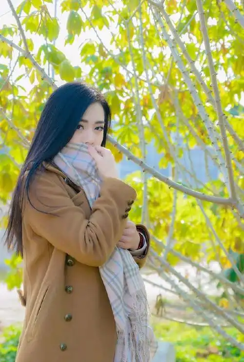 冬日阳光下一个长发飘飘的青春美丽女孩