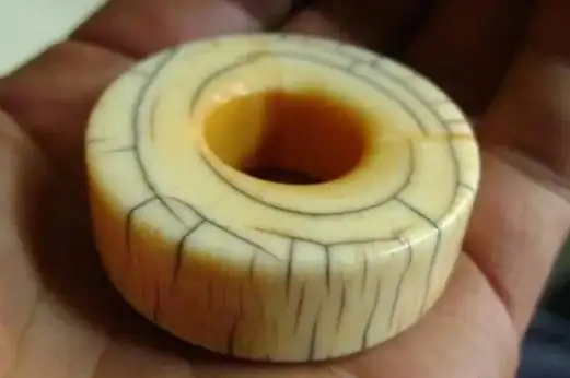 可以看猛犸象牙的重量鉴定真假,猛犸象牙经过上万年的地底埋藏和本身