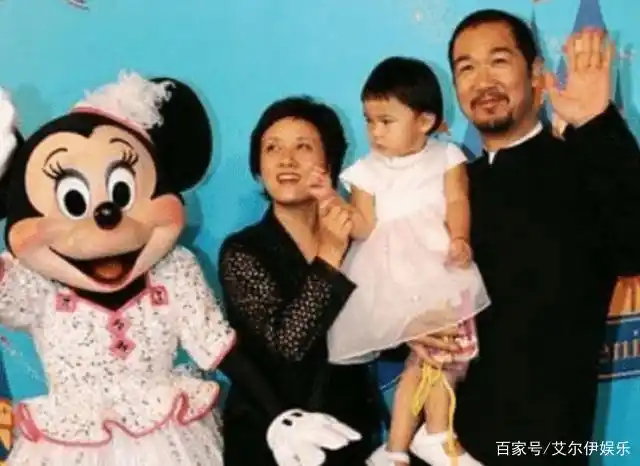 而张国立和妻子邓婕收养的女儿,更是张国立和邓婕的宝贝.