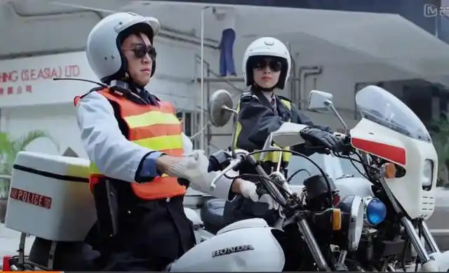 逃学威龙2里面和周星驰对话的女警到底是不是她演的