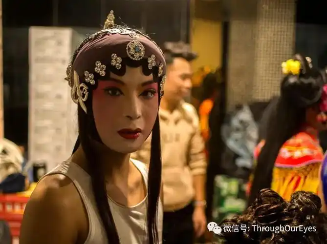 他们在自己的小世界里反串人生